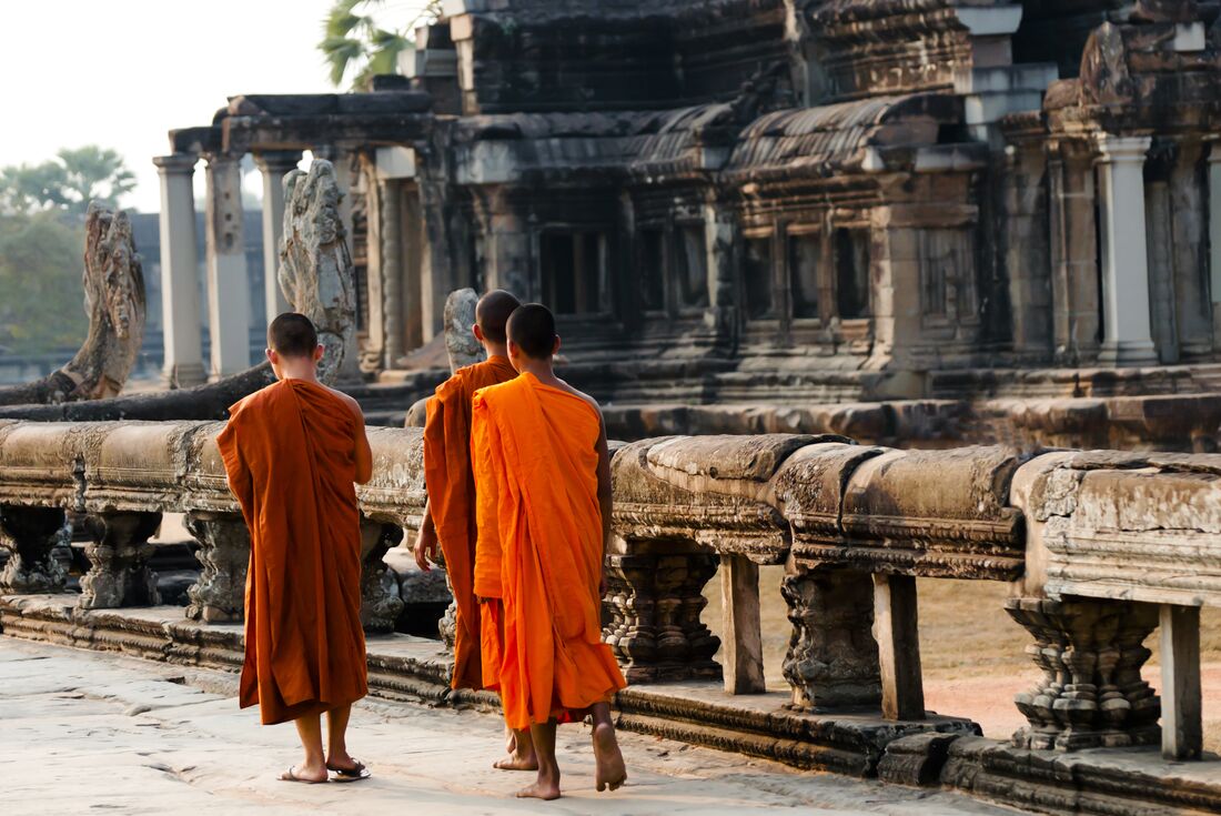 cambodia_angkor-wat_monks-walking