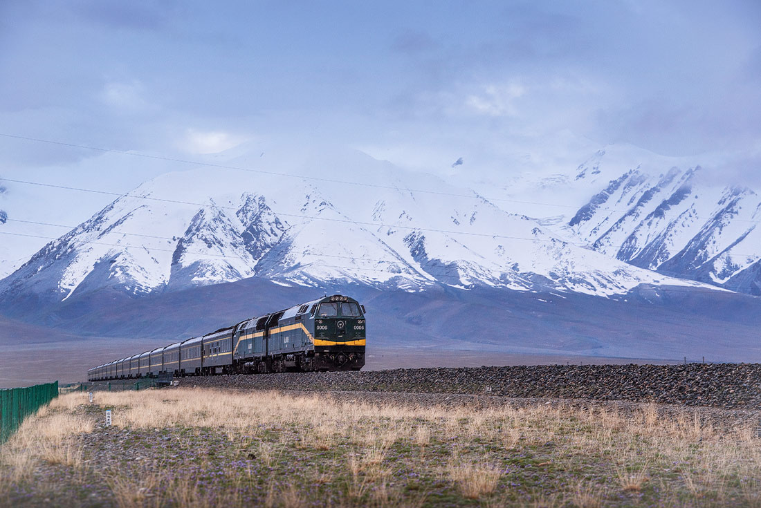 Train to the top of the world, between Beijing and Lhasa, Tibet