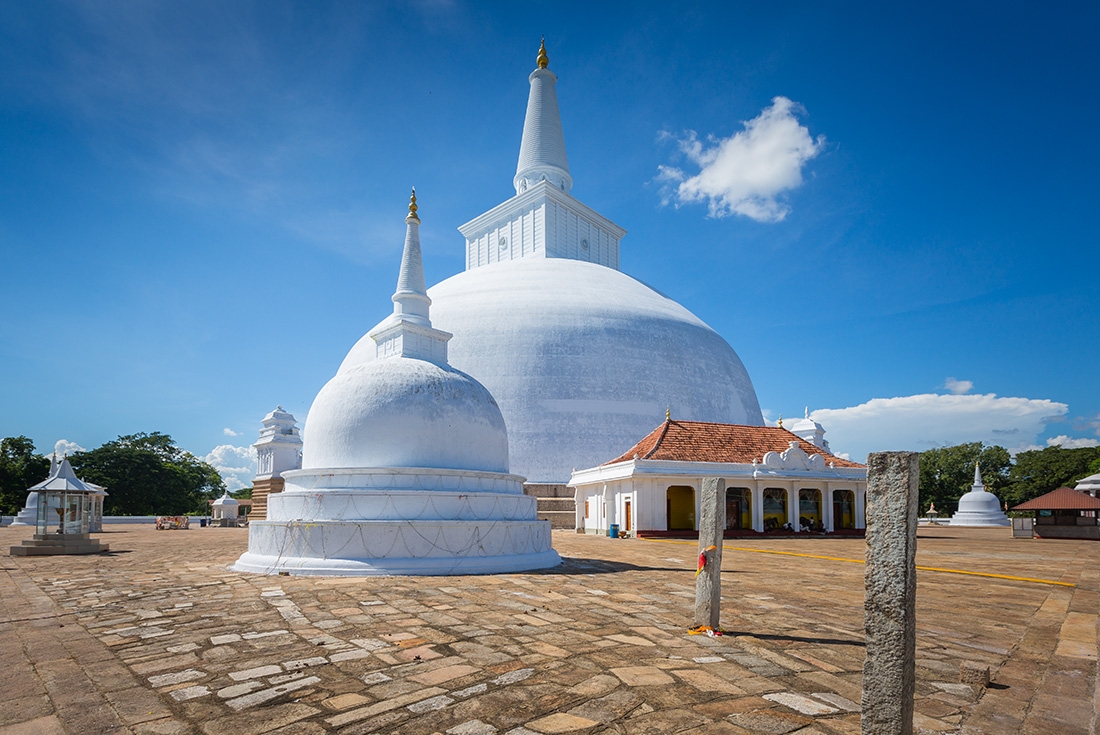 Large white stupa, Ruwanawelisaya Chedi, Anuradhapura, Sri Lanka