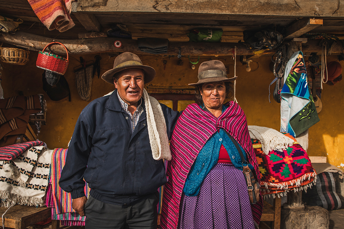 Peruvian locals greeting hikers on the Great Inca Road