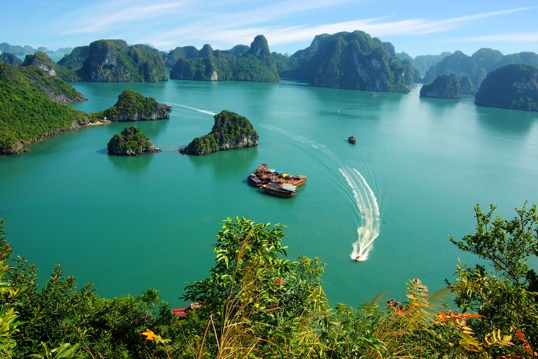 vietnam_halong-bay_scenic-islands-landscape