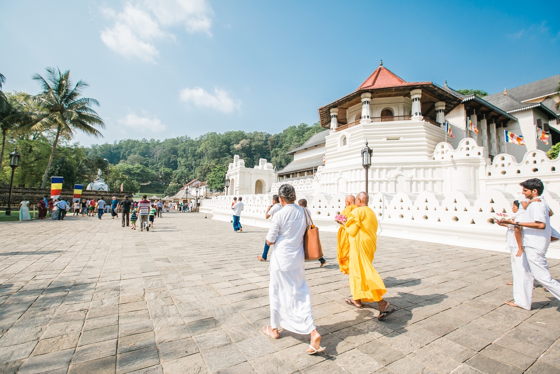 sri-lanka_kandy_temple-of-the-sacred-tooth_locals