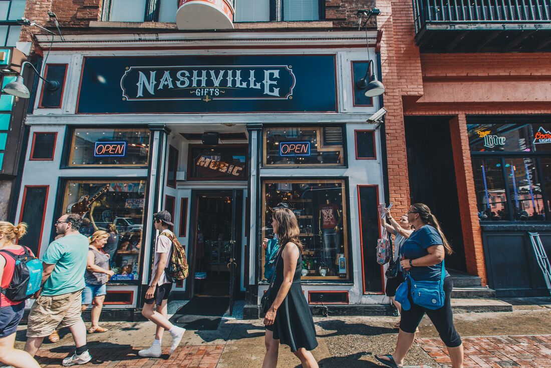 USA_Nashville_city_group_walk