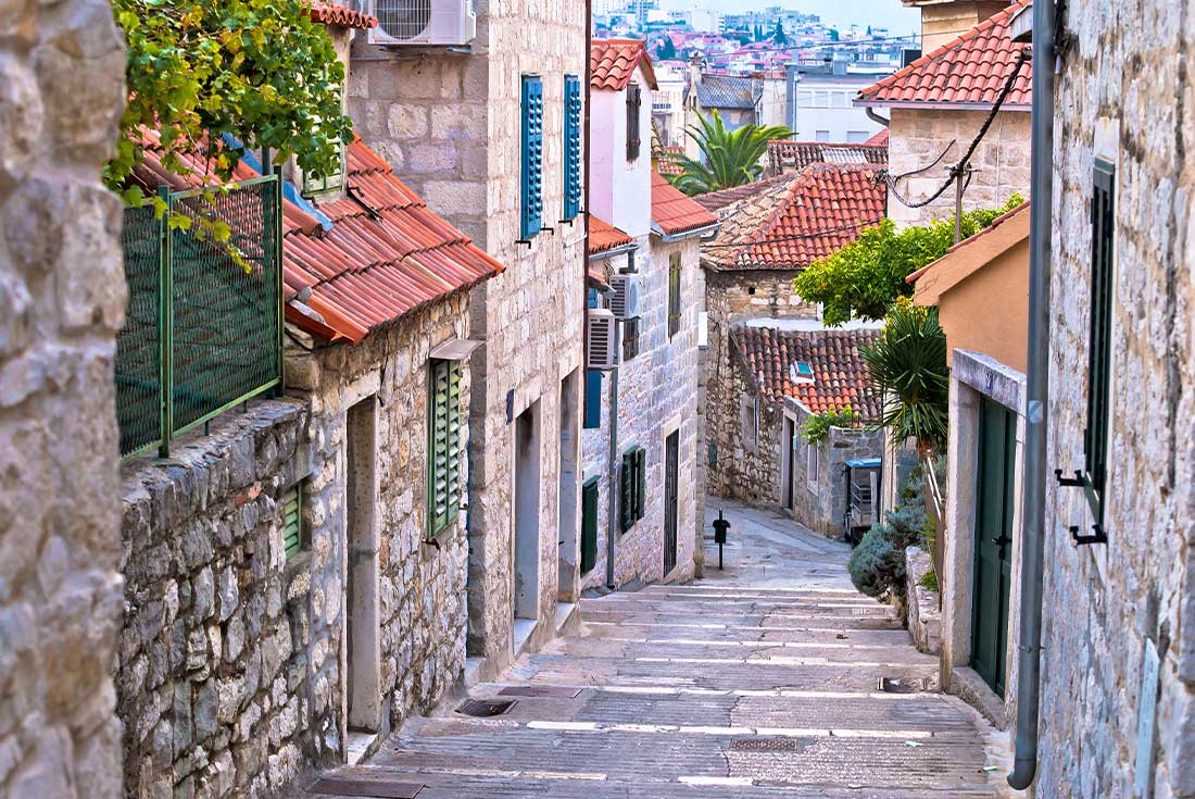 ZMPD - Cobblestone alleyway street in Split, Croatia 