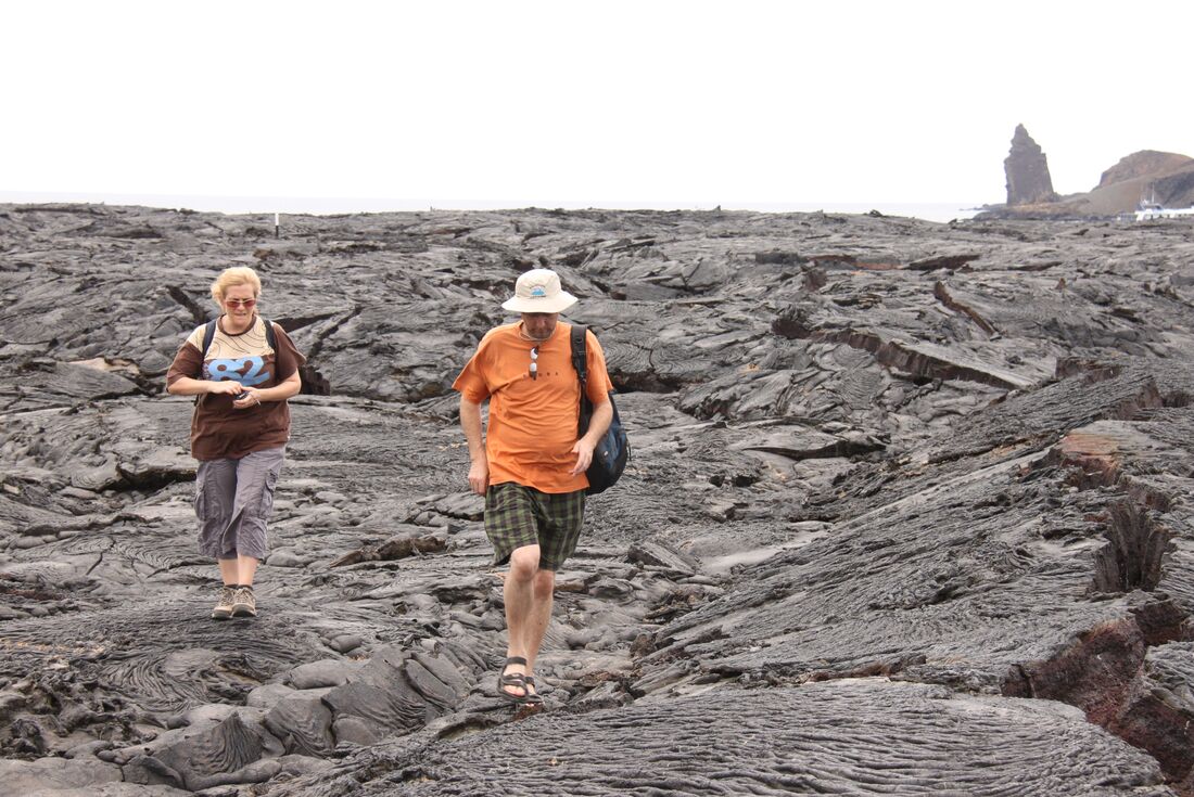 galapagos_couple-volcanic-rocks