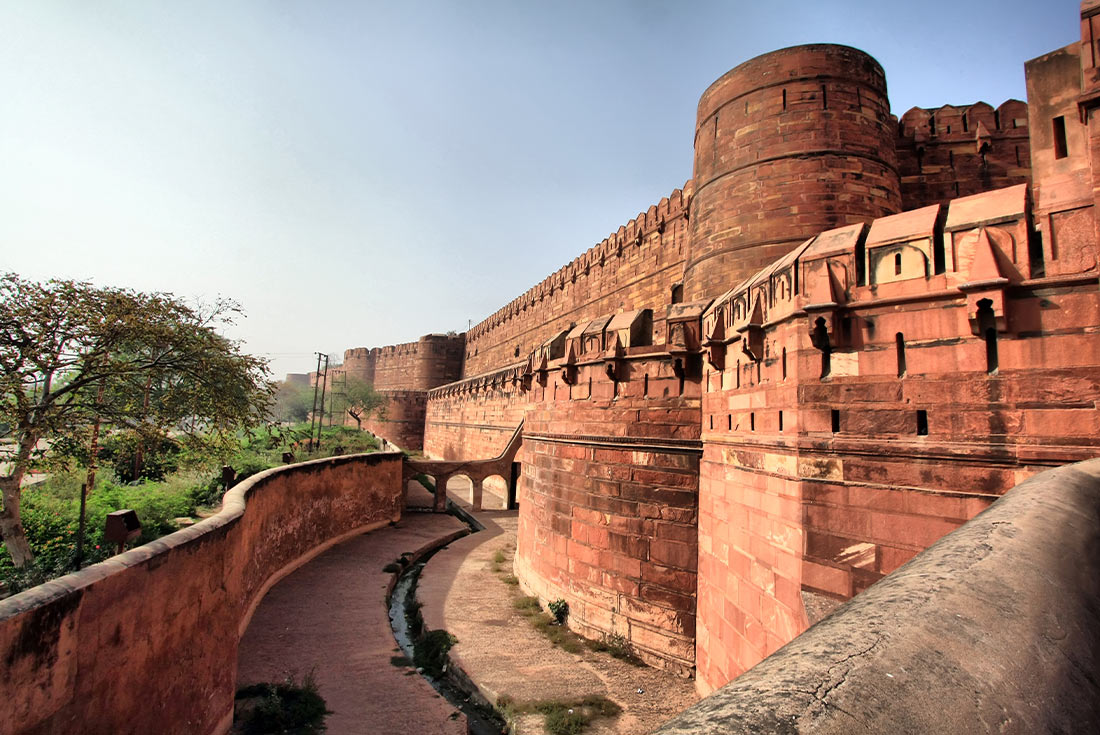 HHPG - The red walls of the Agra fort up close