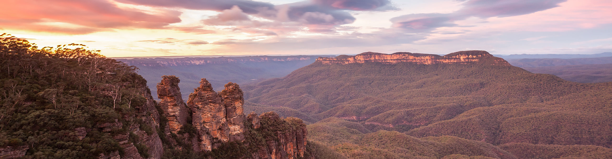 Sunrise with a purple sky over the Three Sisters at the Blue Mountains national park
