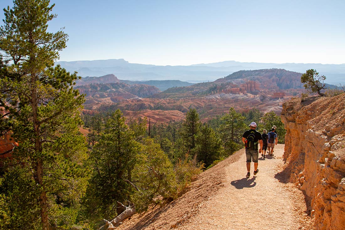 USA_Utah_Hikers-in-Bryce-Canyon_1100x735