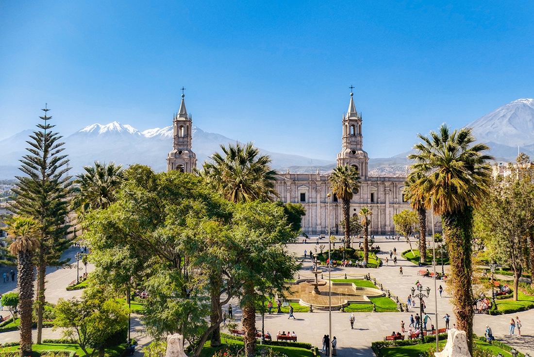 Panoramic view of Plaza de Armas and mountain landscape in the background, Arequipa, Peru