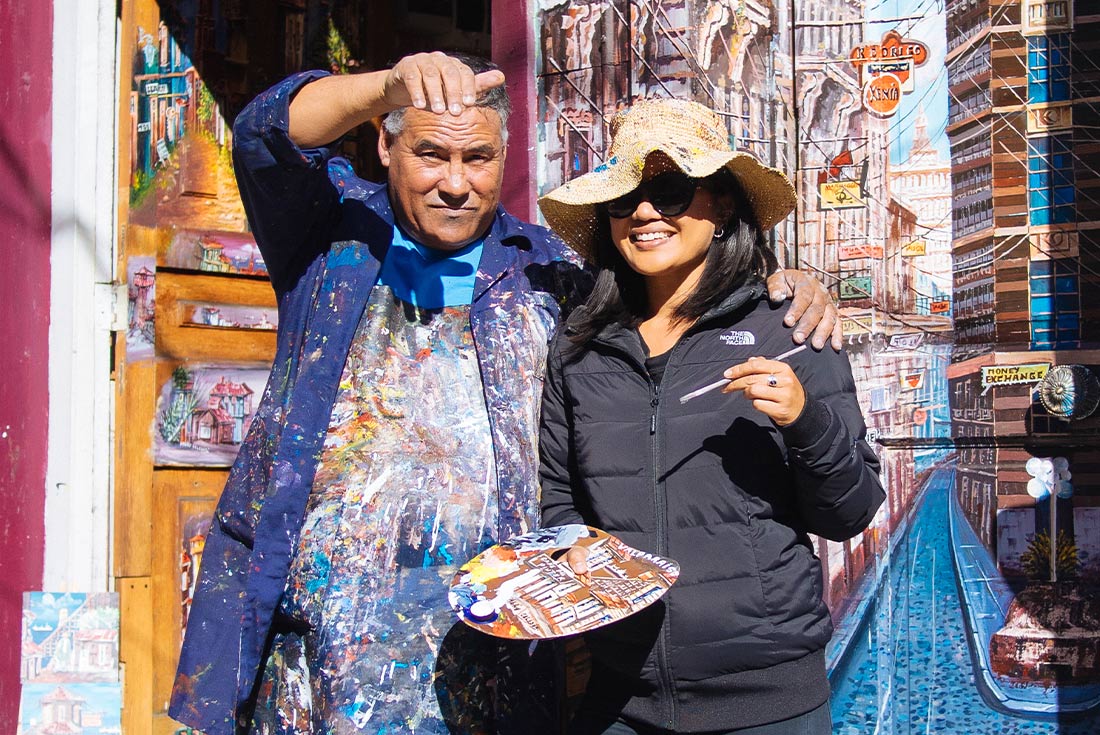 GGPC - Female traveller posing with local artist in Valparaiso, Chile