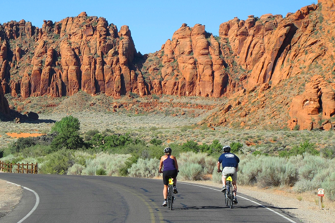 USA_Utah_Red-Rocks_2-Cyclists