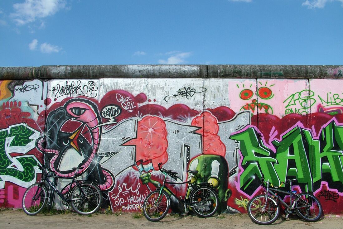 germany_berlin_wall_graffiti_bicycles