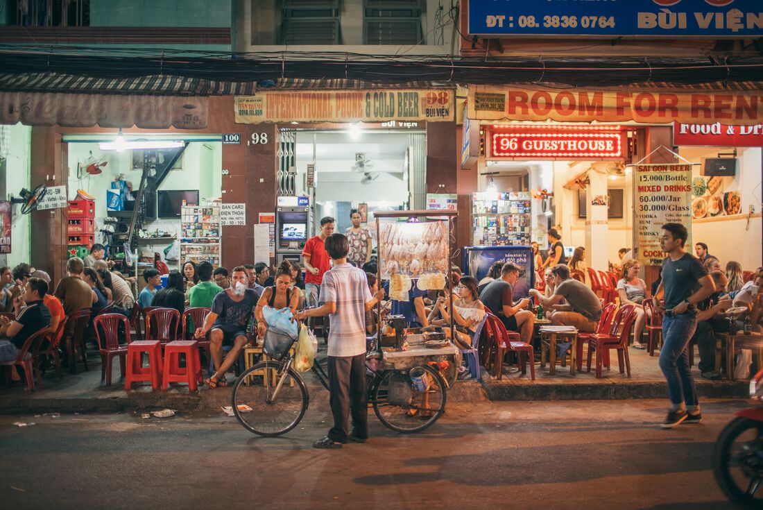TVSF_vietnam_ho-chi-minh-city_street-night-restaurants