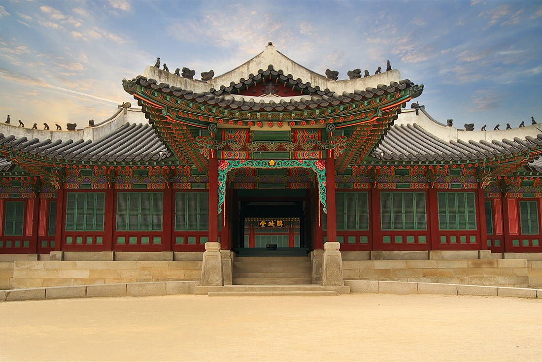 Intricate and colourful detail on Gyeongbok Palace, Seoul