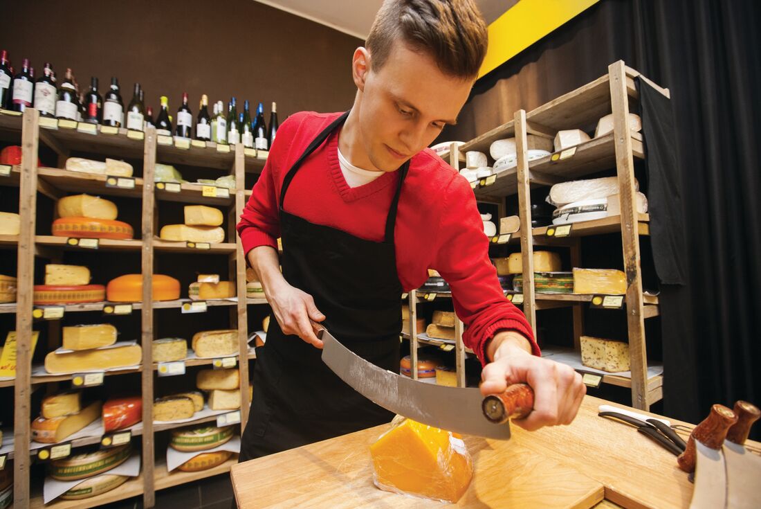 estonia_tallinn_man-cutting-cheese