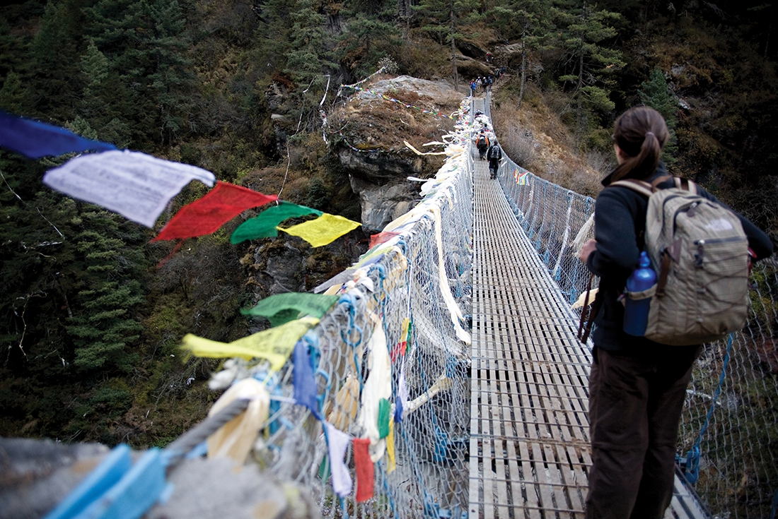 HNXE nepal lukla rope bridge tourists crossing