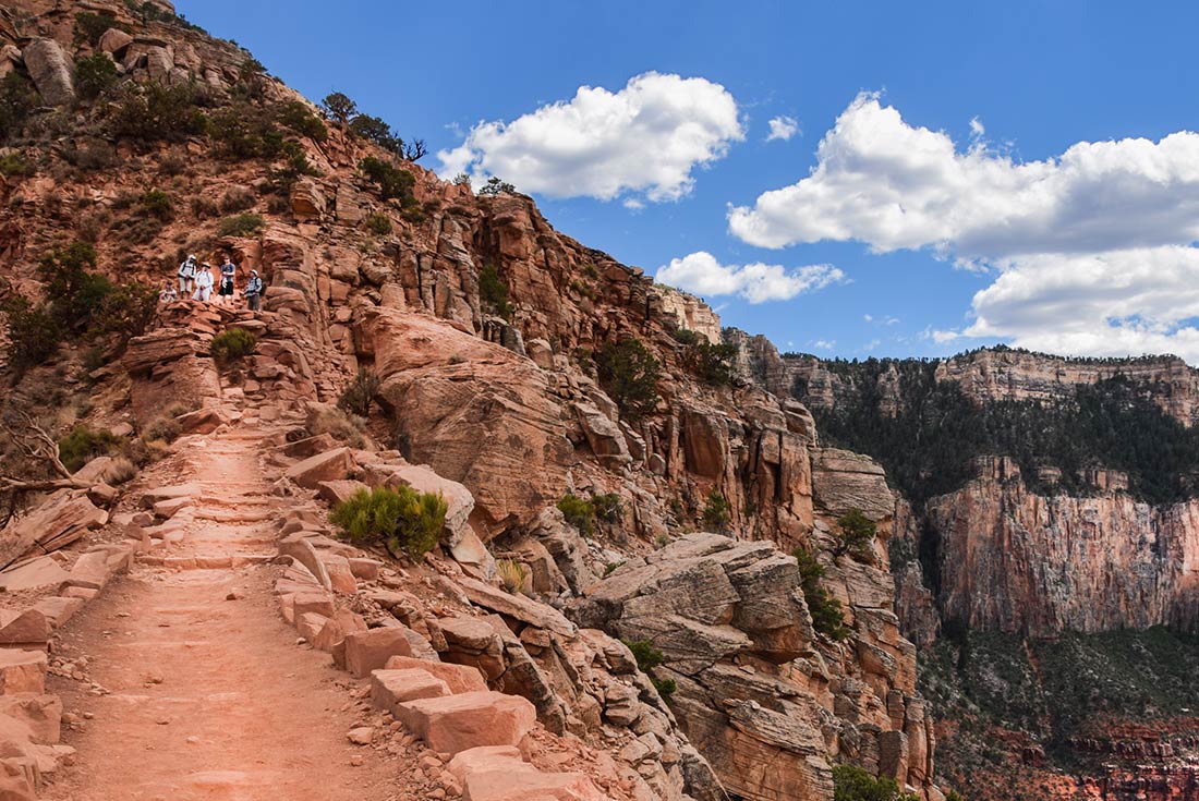 Travellers hiking along South Rim trail at the Grand Canyon, Arizona, U.S.A.