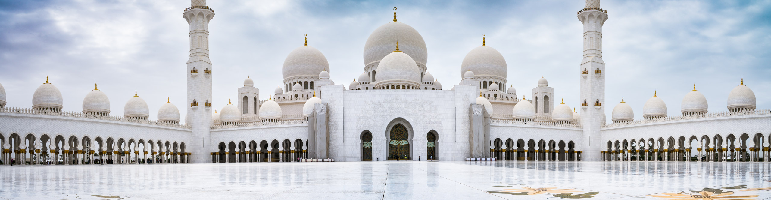 The beautiful white Sheikh Zayed Mosque, Grand Mosque, Abu Dhabi