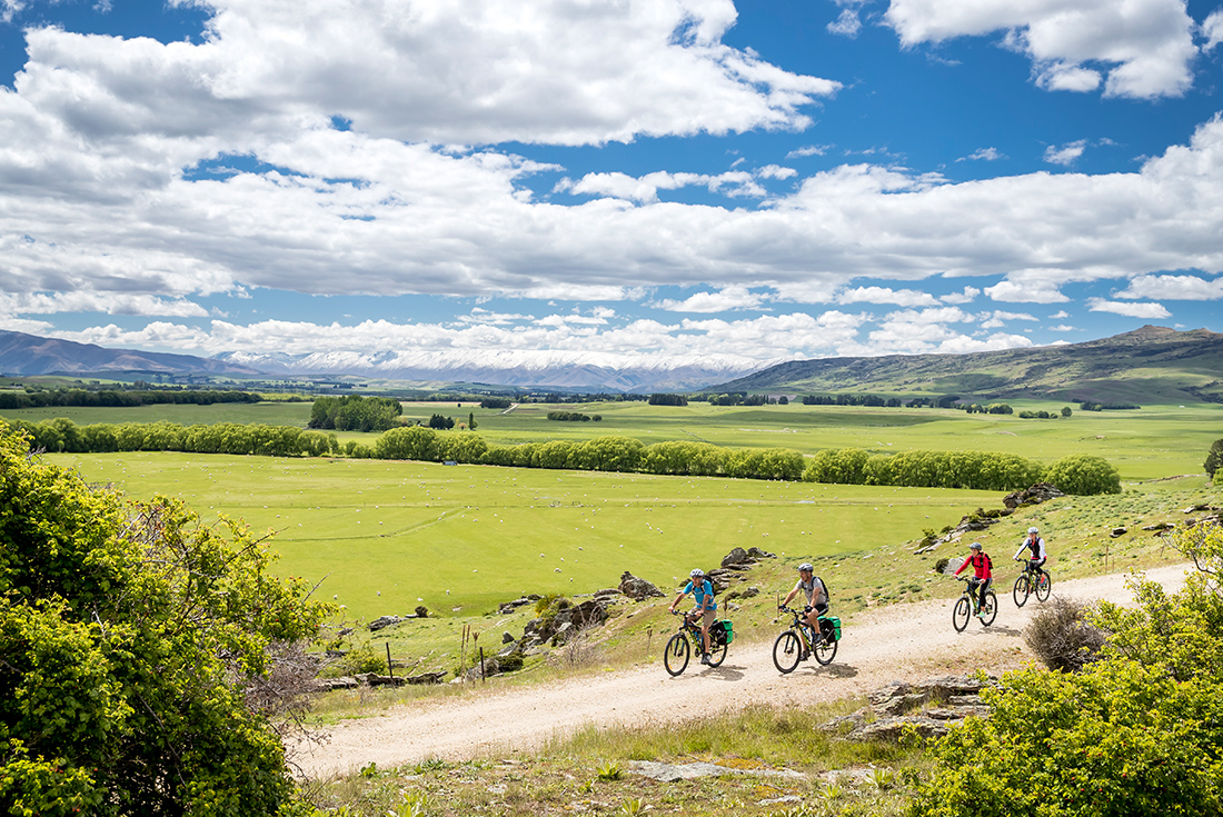 Cycling by spectacular views on the Otago Central Rail Trail, New Zealand