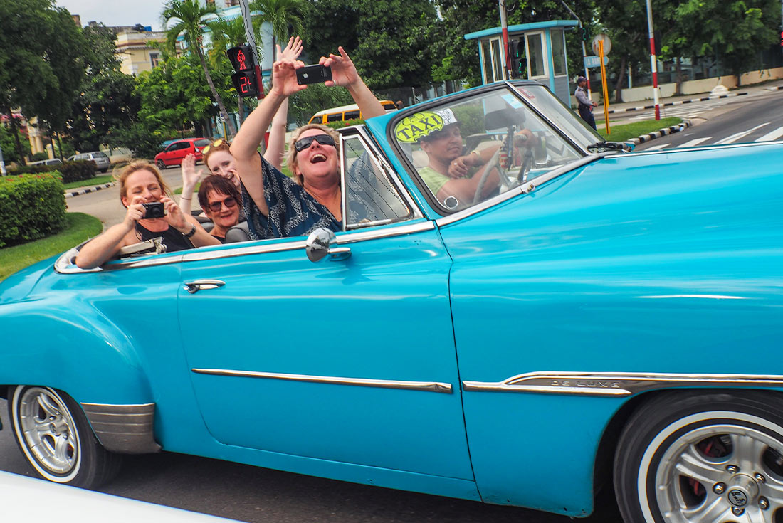 QUPC - Group tour ride around Havana in an American vintage car 