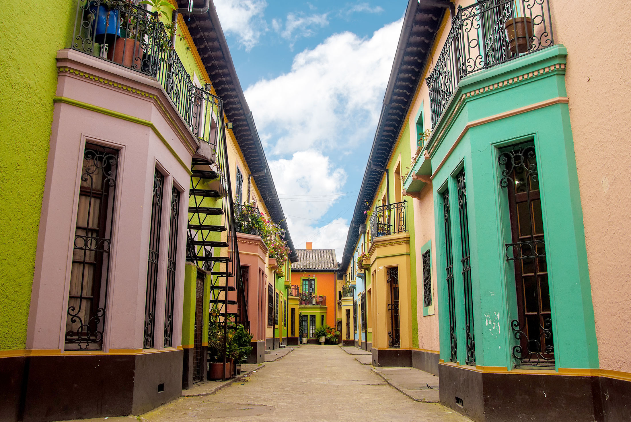 GSCH_colombia_bogota_colourful-house_street