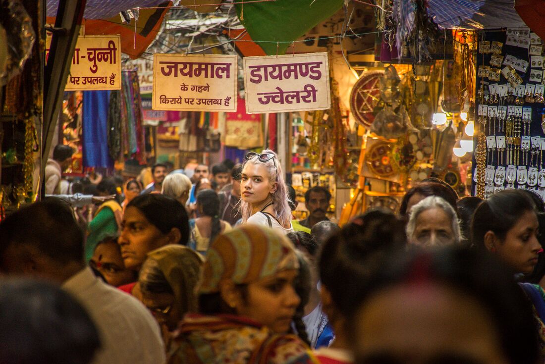 india_varanasi_traveller-in-crowd-bazaar