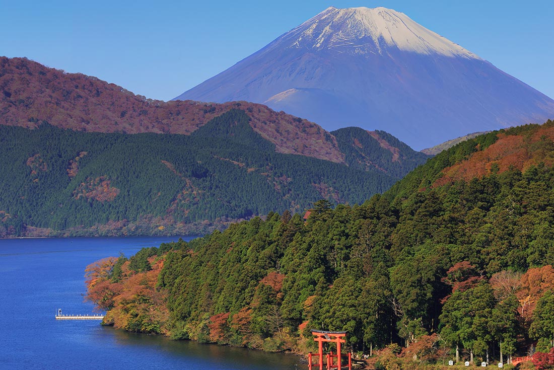 CJPJ - Views of Ashinoko Lake with Mount Fuji in the background