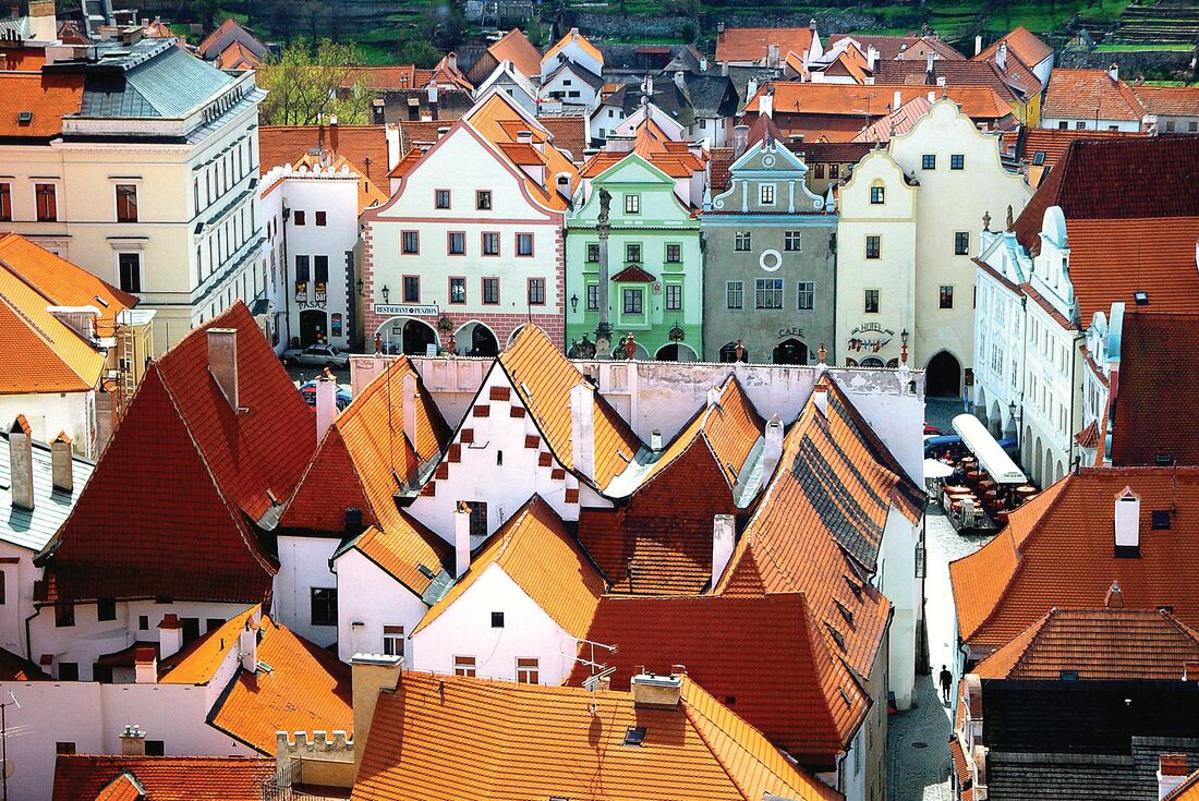 czech-republic_cesky-krumlov_aerial-town-square